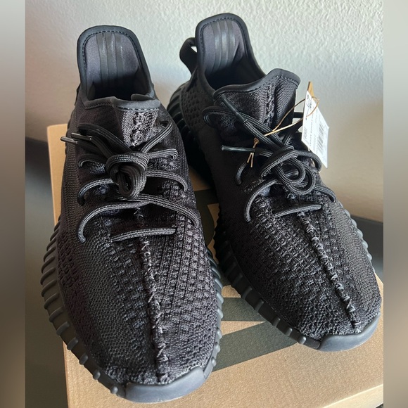 Adidas YEEZY BOOST 350 V2 'ONYX' size 10 NWT - Picture 4 of 7